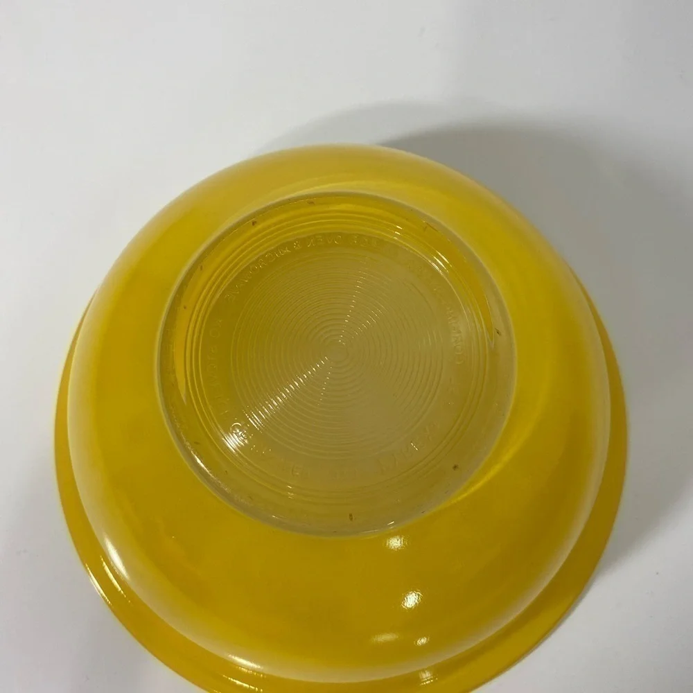 Vintage Pyrex #323 Mixing Bowl 1.5 L Primary Color‎ Yellow Clear Bottom
